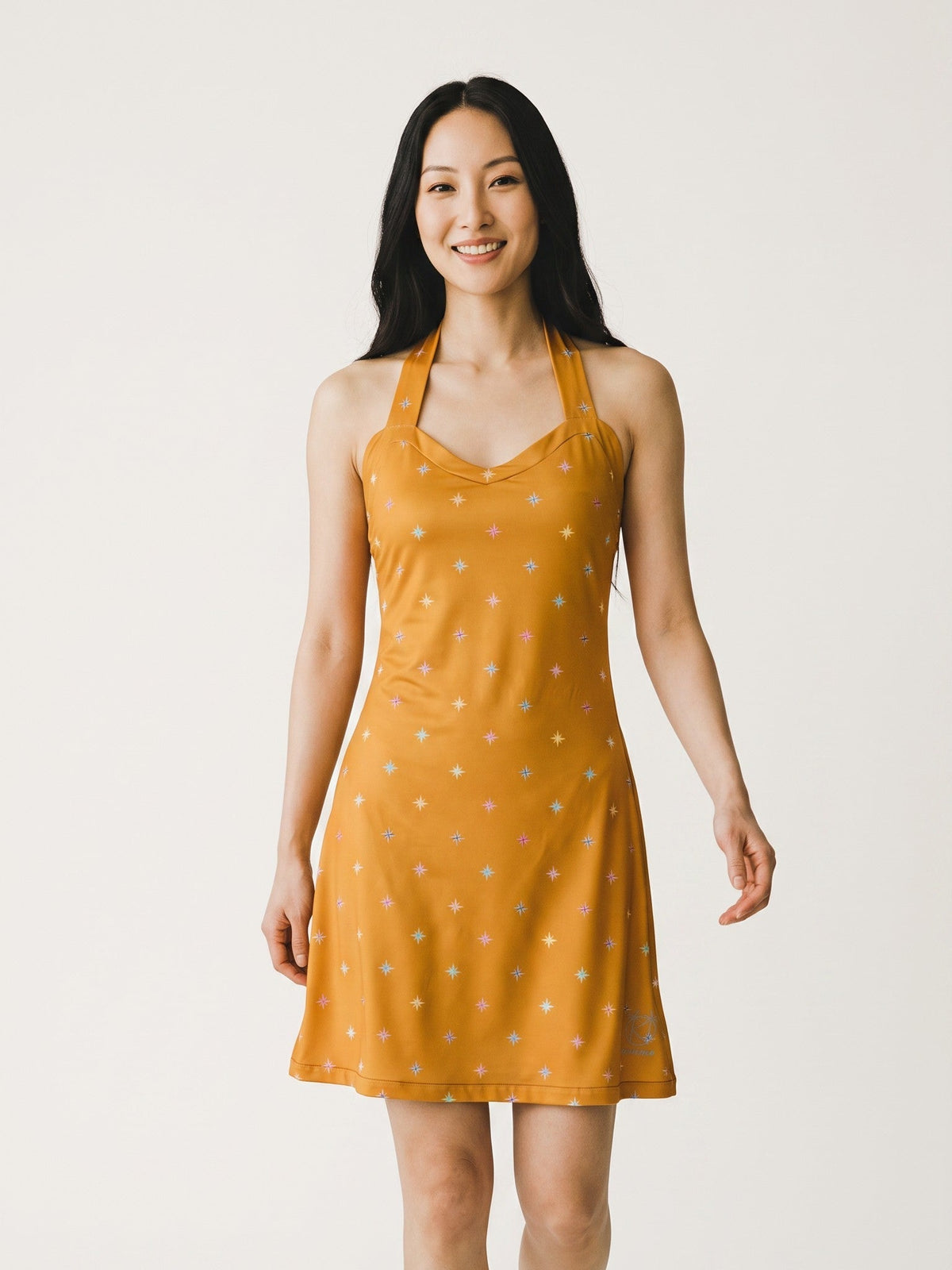 Robe de plage Fidji ocre à roses des vents, portée — collection Les navigatrices IKONIKA