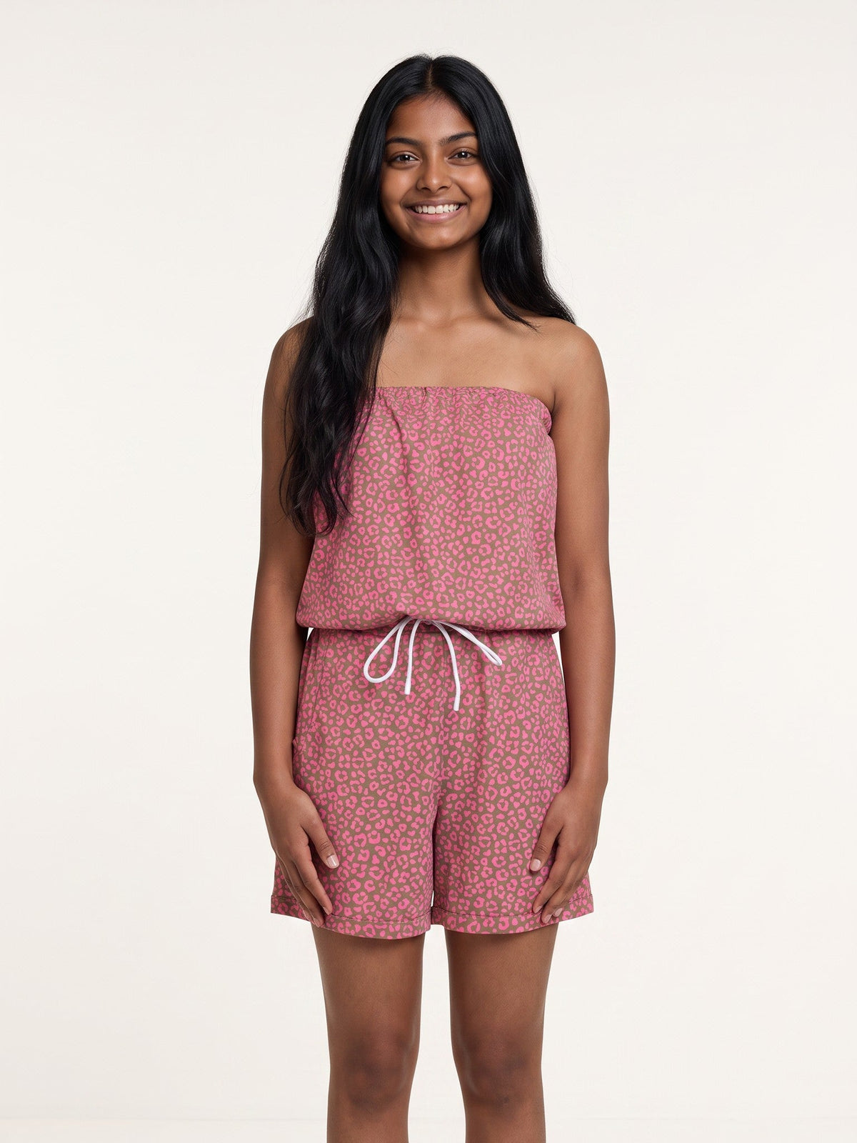 Combishort de plage imprimé léopard rose sur fond kaki, porté