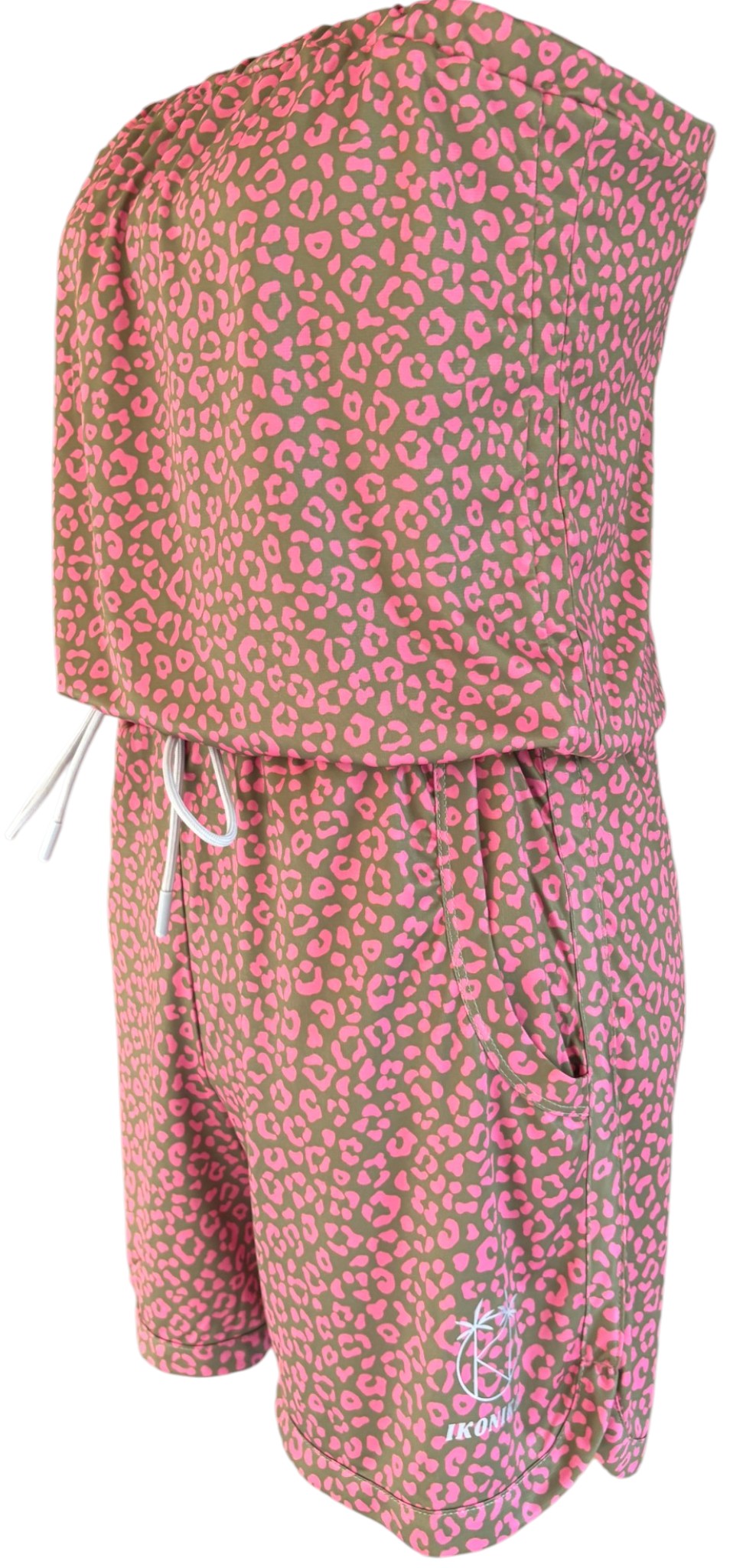 Combishort Ibiza Léopard Rose Fond Kaki à plat, vue 3/4 gauche lumière