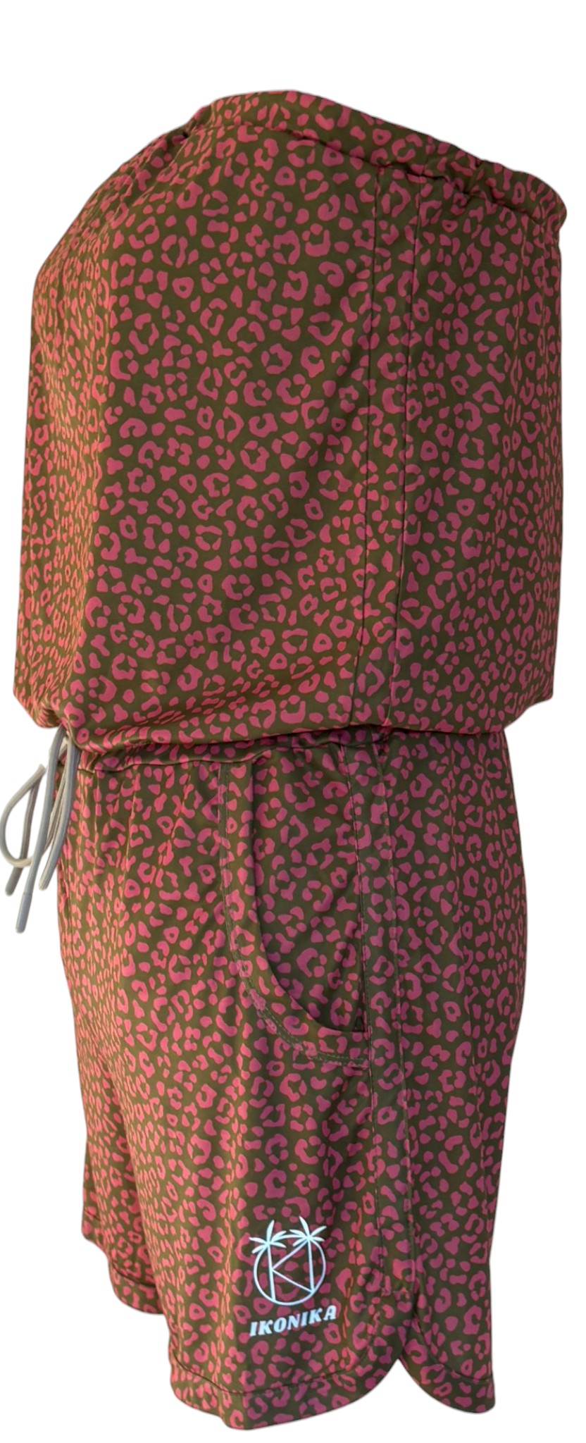 Combishort Ibiza Léopard Rose Fond Kaki, détail logo