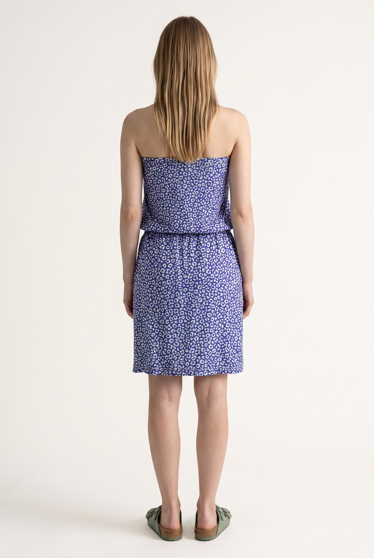 Robe Bali Léopard Bleu Fond Violet portée, vue dos