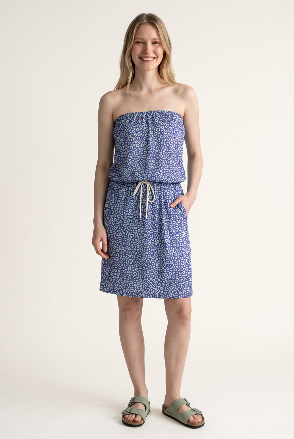 Robe Bali Léopard Bleu Fond Violet portée, vue face
