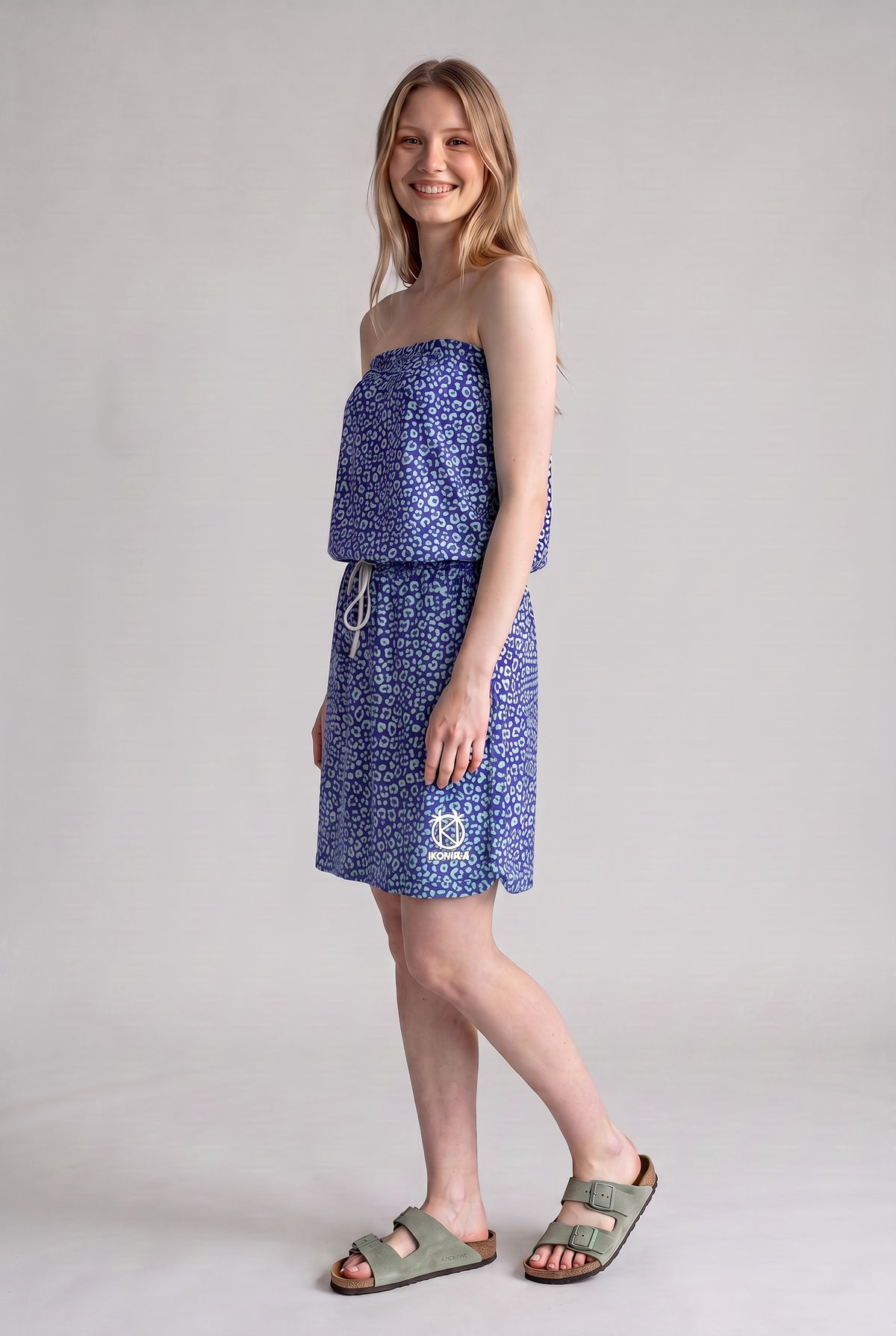 Robe Bali Léopard Bleu Fond Violet portée, détail logo