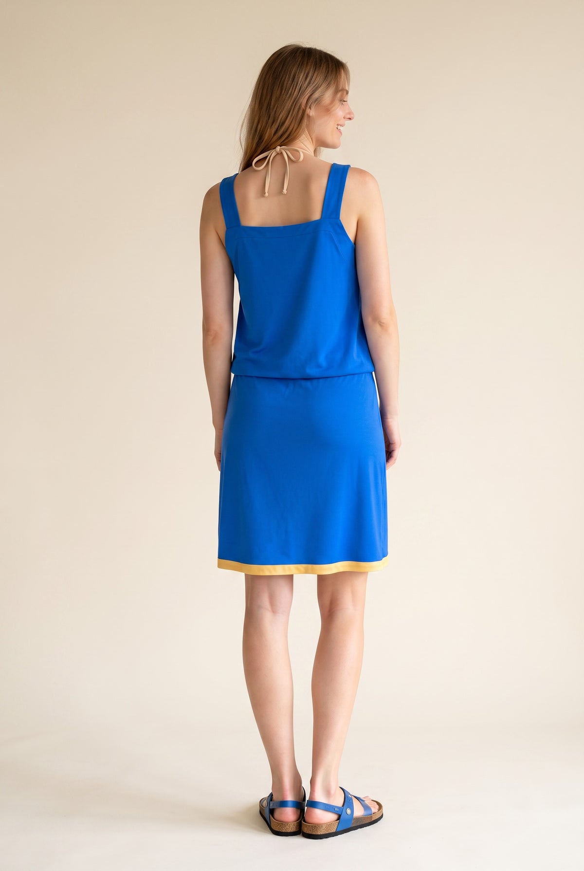 Robe Phuket Bleu Électrique portée avec bikini, vue dos