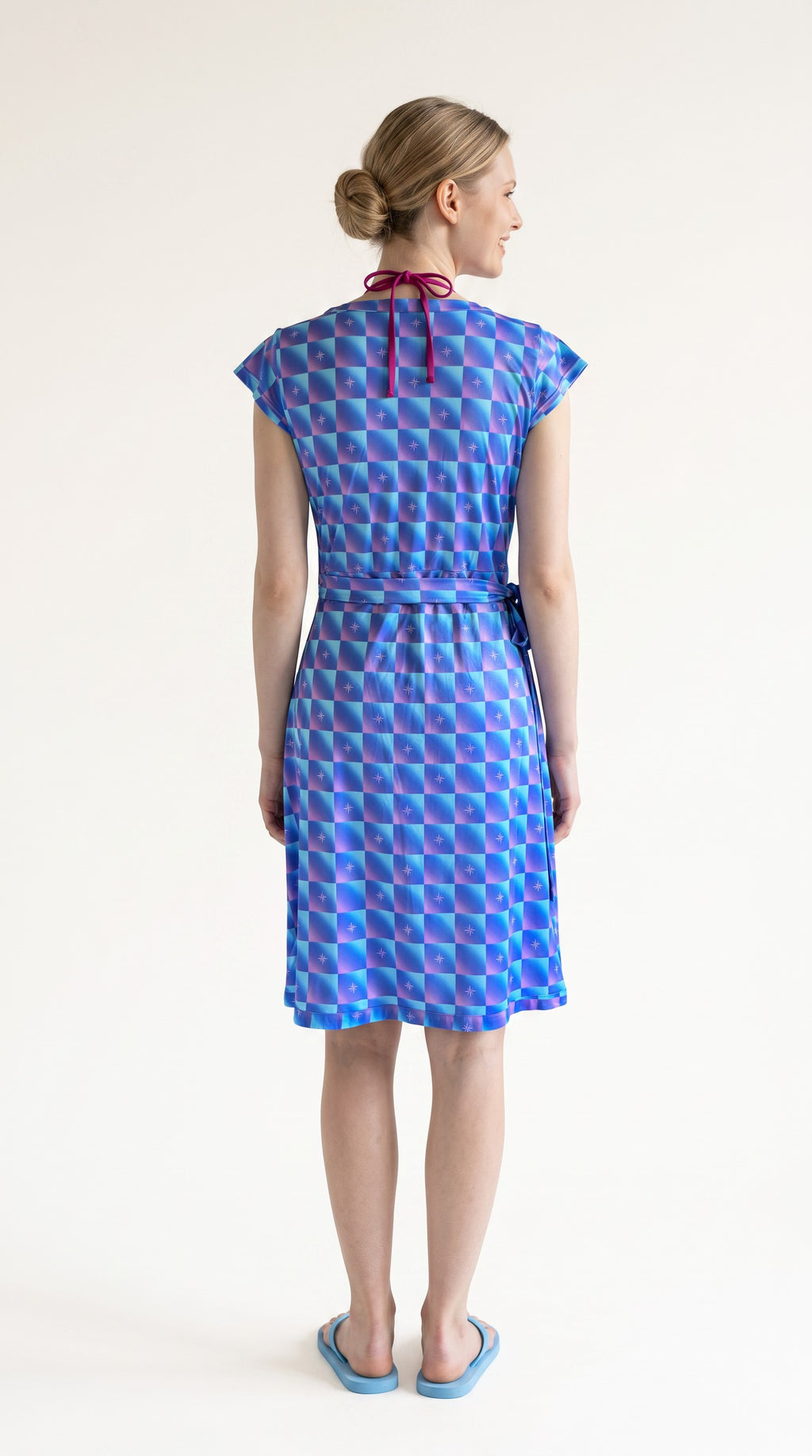 Robe Maui Rose Bleu Étoiles portée avec bikini, vue dos