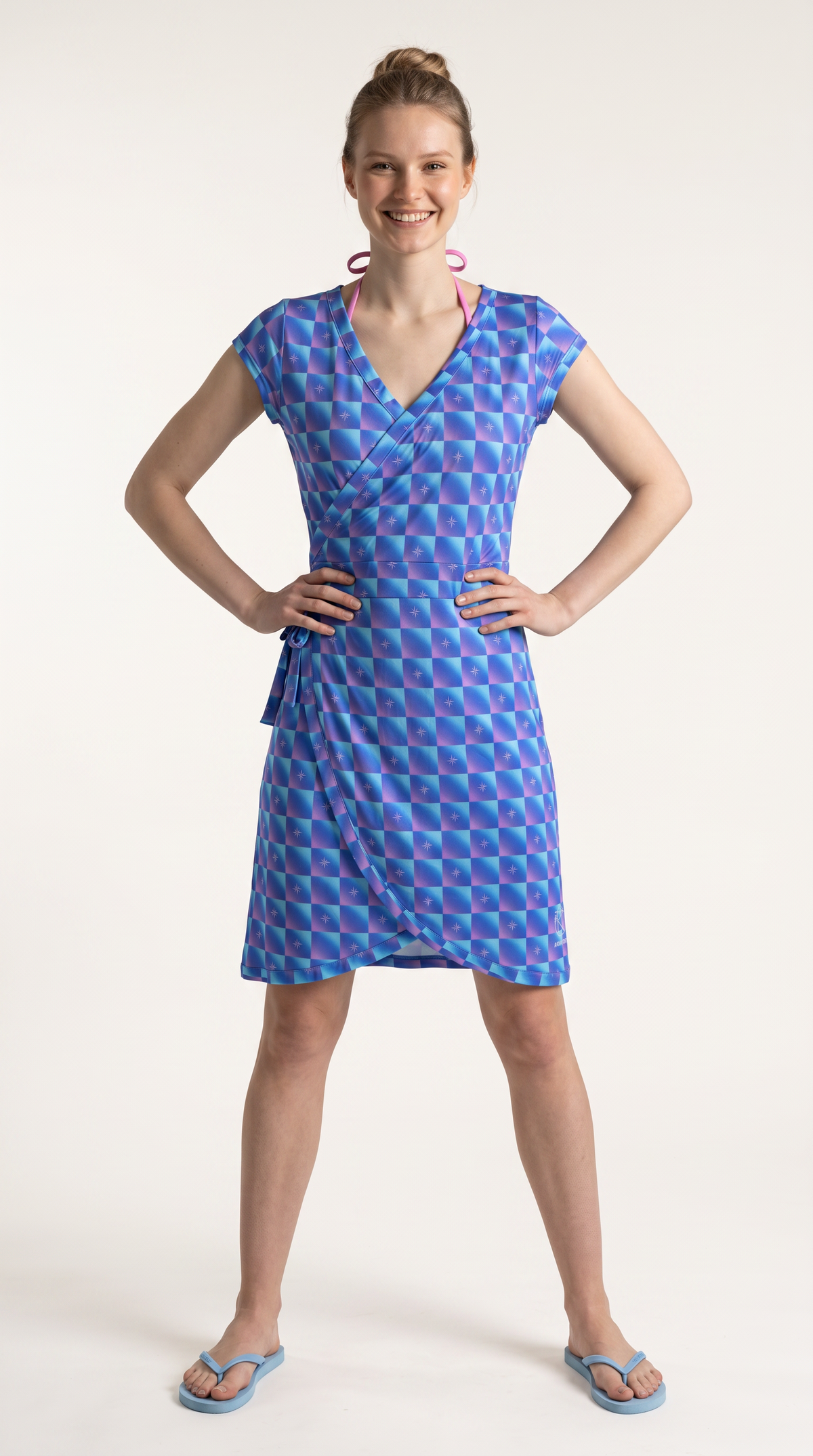 Robe Maui Rose Bleu Étoiles portée avec bikini, vue face