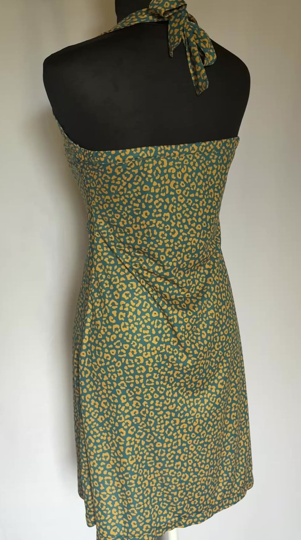 Robe Fidji Léopard Abricot Fond Vert, vidéo vue dos