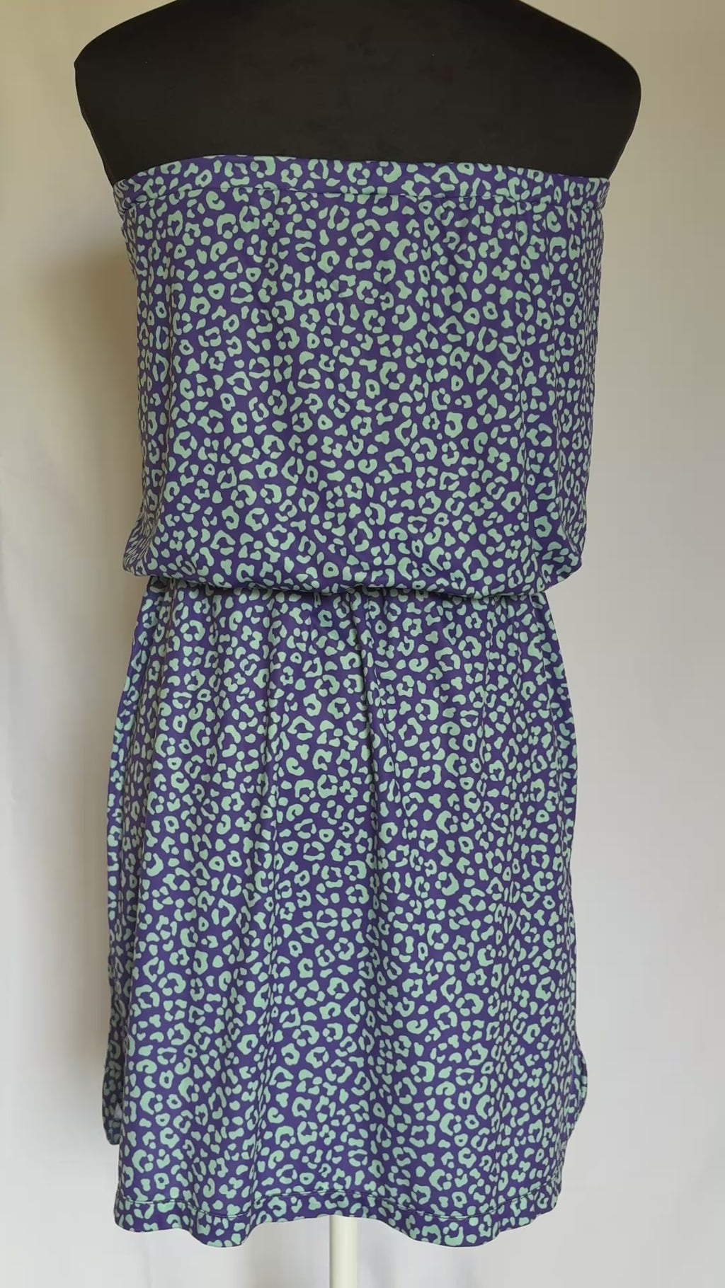 Robe Bali Léopard Bleu Fond Violet, vidéo vue dos