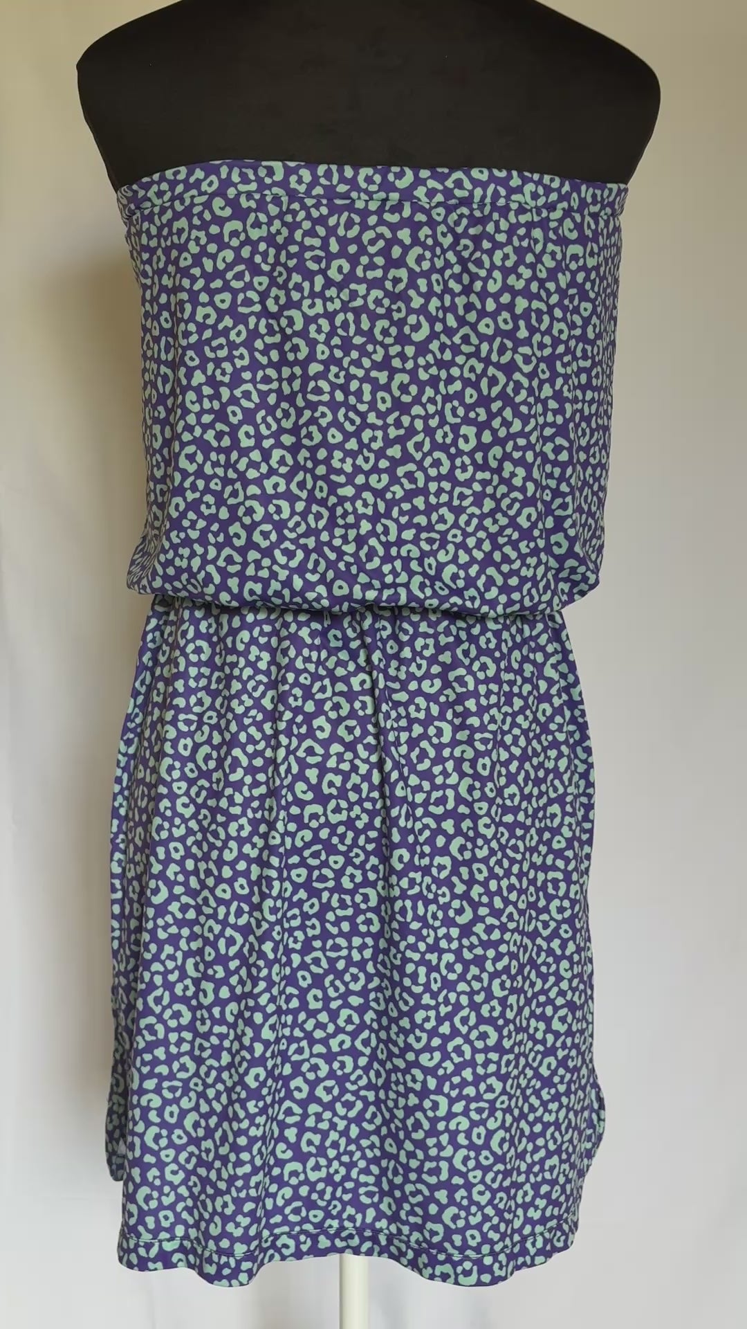 Robe Bali Léopard Bleu Fond Violet, vidéo vue dos
