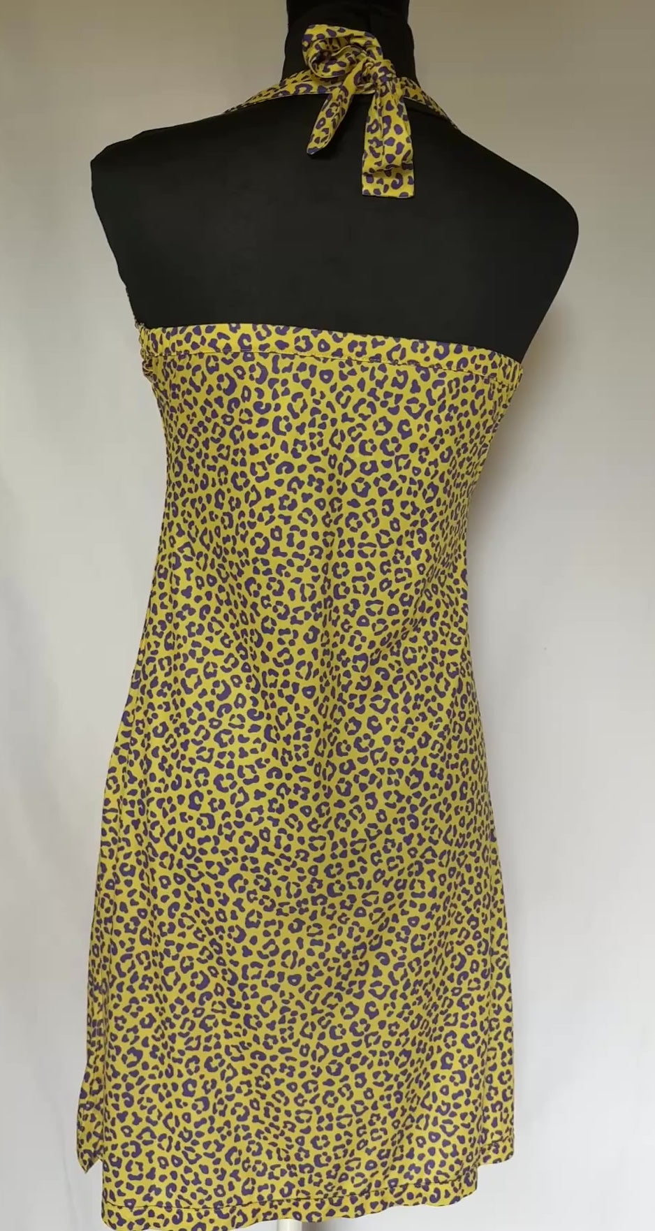 Robe Fidji Léopard Violet Fond Jaune, vidéo vue dos