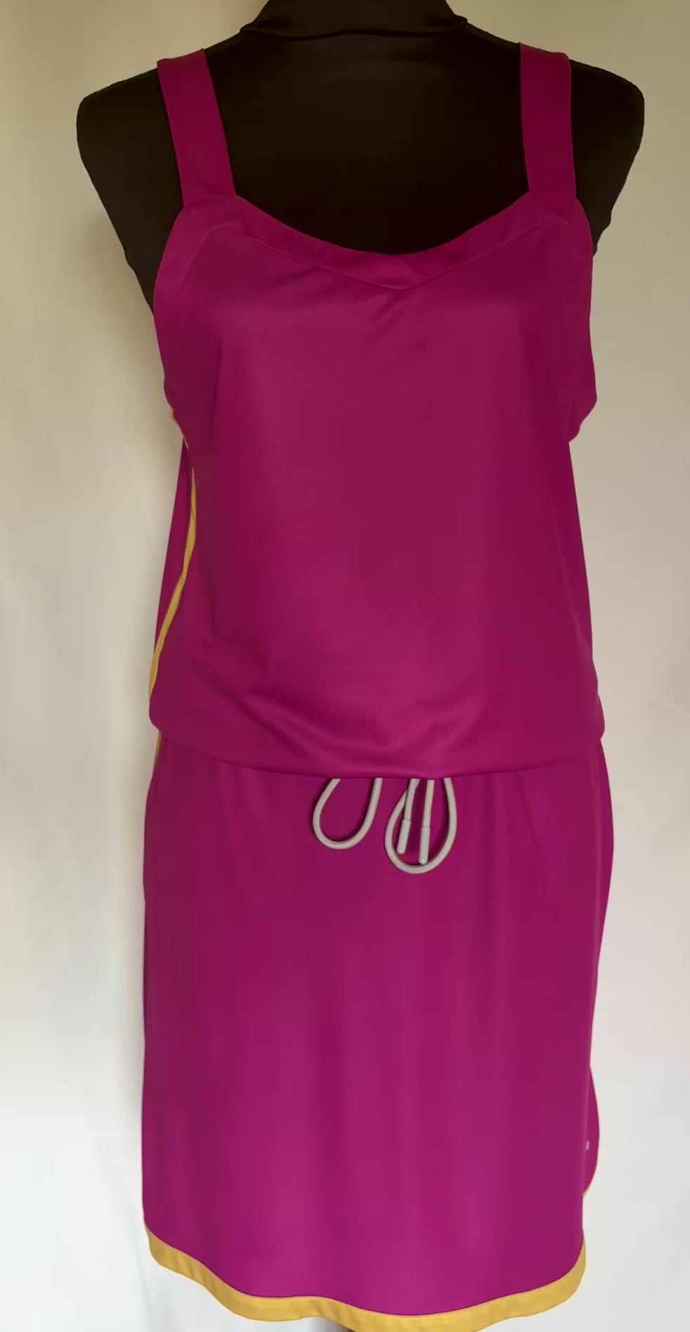 Robe Phuket Fuchsia, vidéo vue face