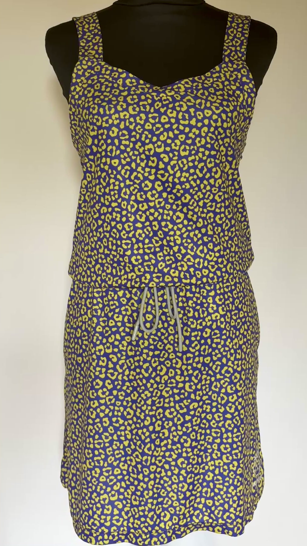 Robe Phuket Léopard Jaune Fond Violet, vidéo vue face