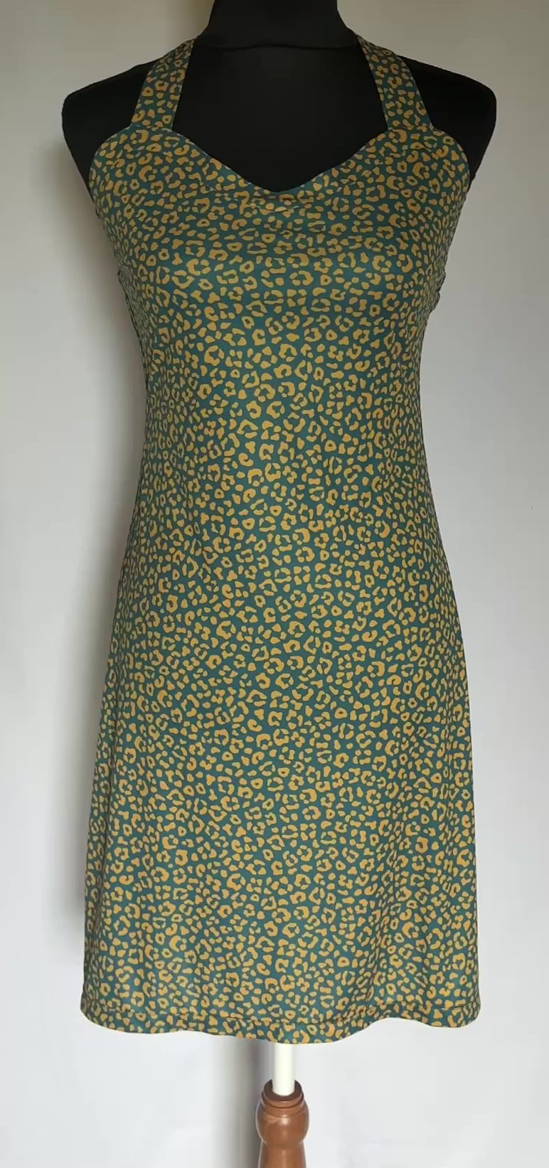 Robe Fidji Léopard Abricot Fond Vert, vidéo vue face