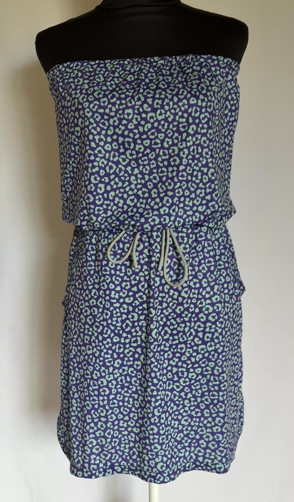 Robe Bali Léopard Bleu Fond Violet, vidéo vue face