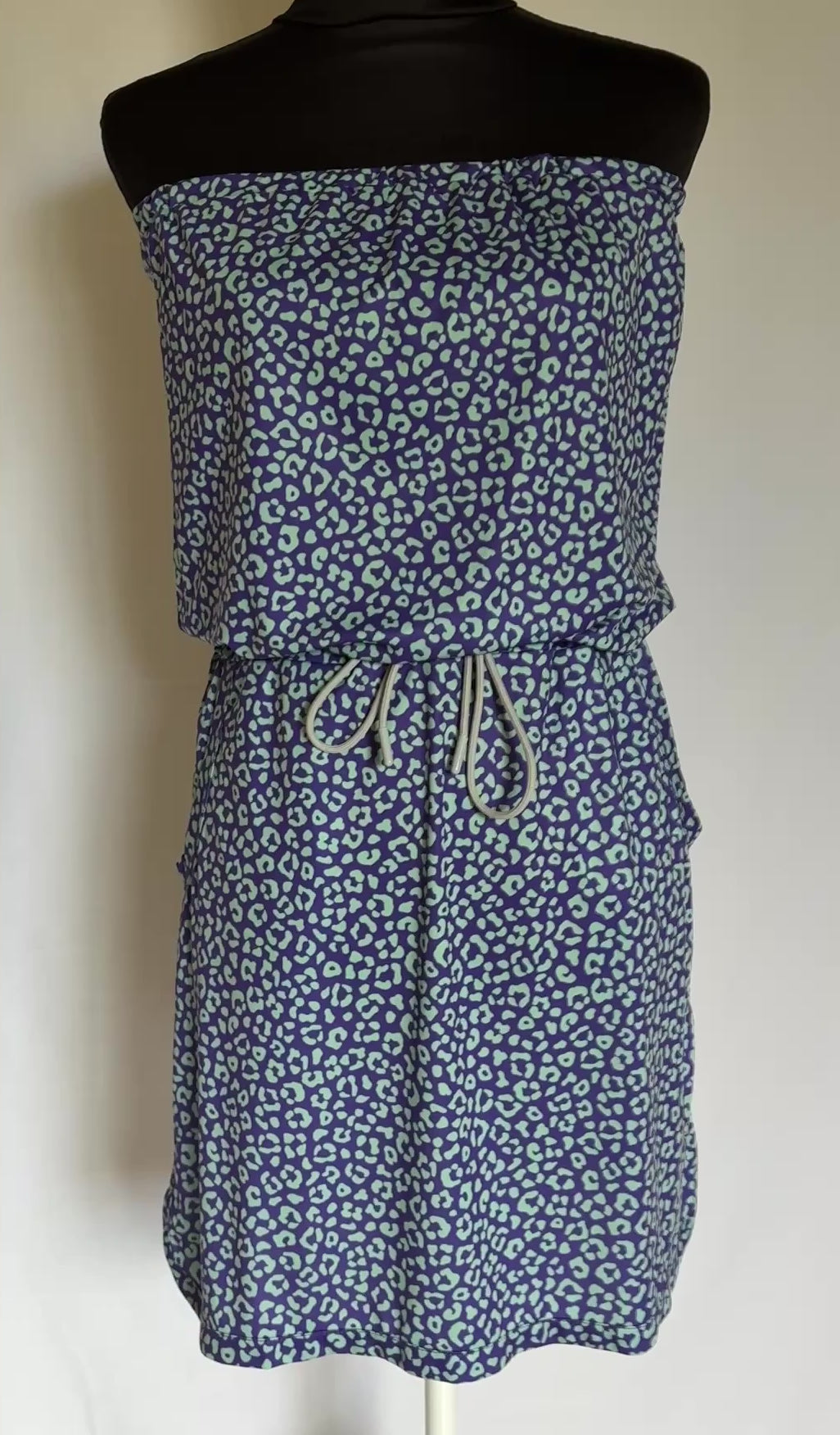 Robe Bali Léopard Bleu Fond Violet, vidéo vue face