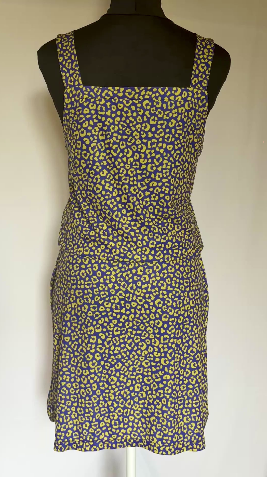 Robe Phuket Léopard Jaune Fond Violet, vidéo vue dos