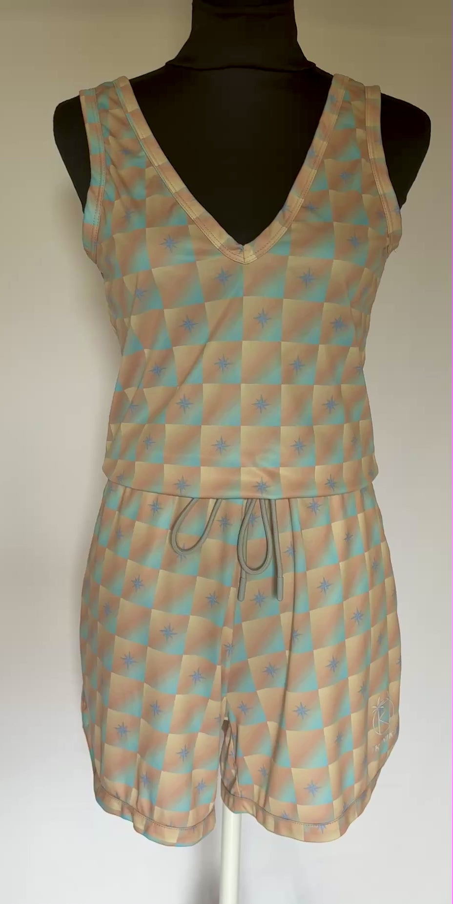 Combishort Capri Plongeant Pastel Étoiles, vidéo vue face