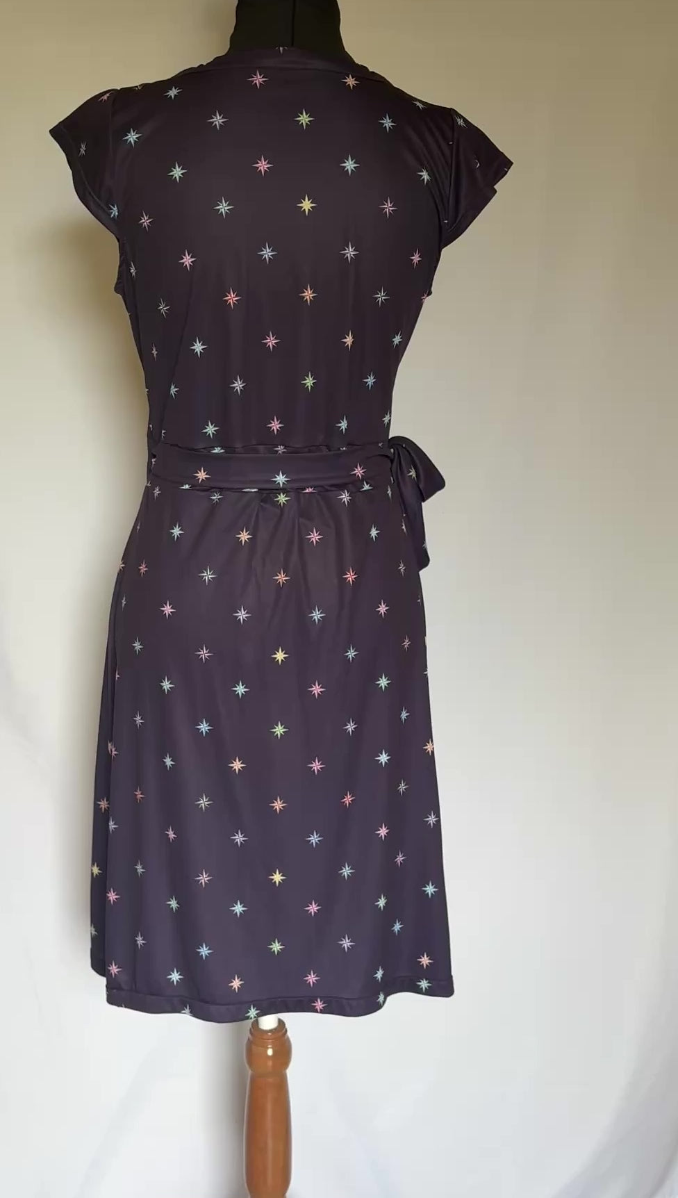 Robe Maui Aubergine Étoiles, vidéo vue dos